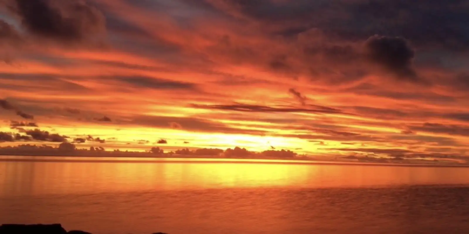 coucher-de-soleil-matira-plage-bora-bora-bungalow-vue